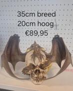 Draak op schedel beeld, Tuin en Terras, Tuinbeelden, Ophalen of Verzenden, Zo goed als nieuw, Kunststof, Dierenbeeld