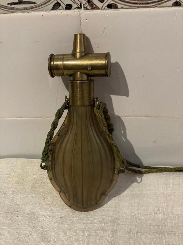 antieke kruithoorn met echte hoorn en messing aan een koord, Antiek en Kunst, Antiek | Overige Antiek, Ophalen of Verzenden