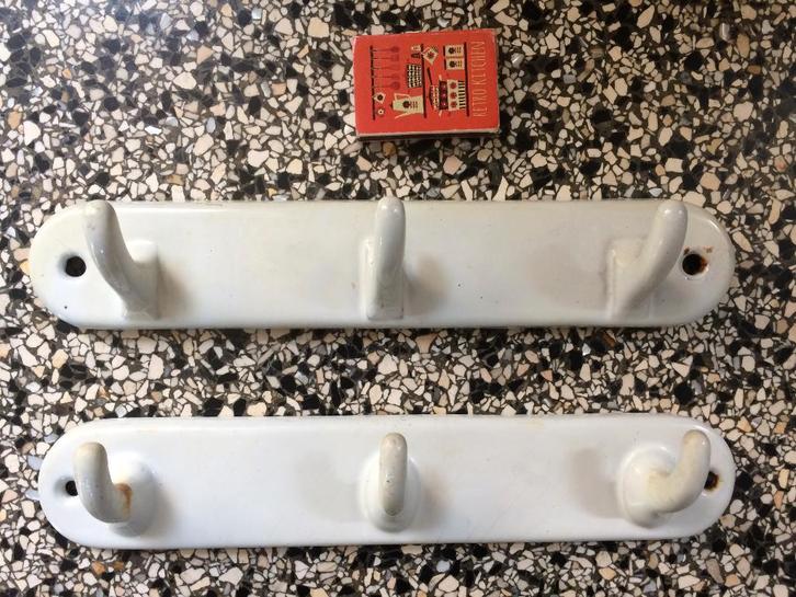 twee vintage witte emaille handdoekhaakjes badkamer haakjes, Huis en Inrichting, Badkamer | Badtextiel en Accessoires, Gebruikt