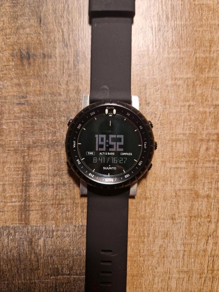 Suunto Core Zwart - Outdoor Horloge, Sieraden, Tassen en Uiterlijk, Smartwatches, Zo goed als nieuw, Zwart, Hoogte, Kompas, Waterdicht