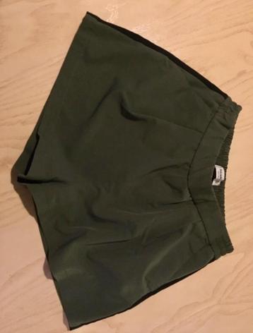 Pull & Bear maat M korte broek donkergroen met zwarte streep beschikbaar voor biedingen