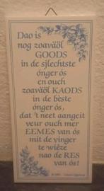Dialect Tekst tegeltje in het Limburgs dialect. 10 x 20 CM, Huis en Inrichting, Ophalen of Verzenden, Zo goed als nieuw