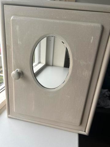 Vintage Wandkastje met Spiegel beschikbaar voor biedingen