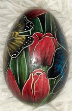 Houten handbeschilderd ei, vlinders, tulpen., Antiek en Kunst, Ophalen of Verzenden