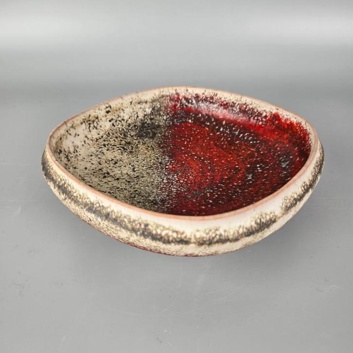 Vintage West-Duitse Fat Lava schaal Karlsruhe Majolika rood, Antiek en Kunst, Antiek | Vazen, Ophalen of Verzenden