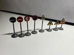 Dinky Toys - Verkeersborden set (8 stuks), Hobby en Vrije tijd, Modelauto's | 1:43, Ophalen of Verzenden, Gebruikt, Auto, Dinky Toys
