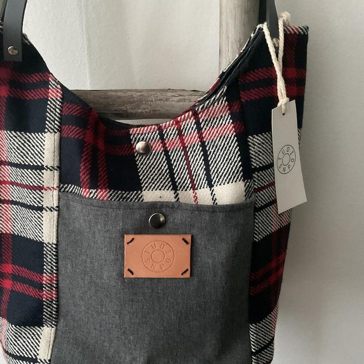 Mooie schoudertas mooie ruit en tuigleren hengsels, Sieraden, Tassen en Uiterlijk, Tassen | Damestassen, Zo goed als nieuw, Schoudertasje