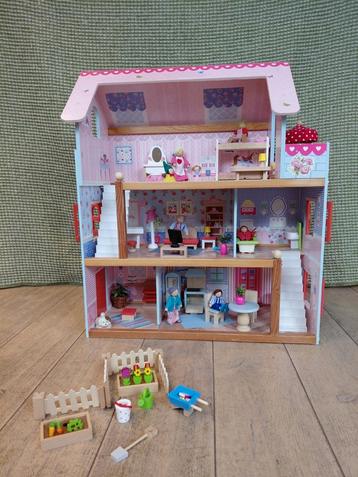 Poppenhuis met veel  (goki) accessoires en moestuintje beschikbaar voor biedingen