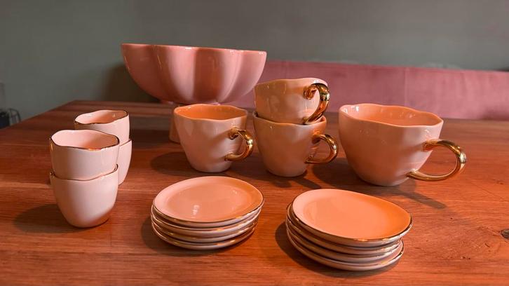 Urban Nature Culture Servies roze + &K fruitschaal, Huis en Inrichting, Keuken | Servies, Zo goed als nieuw, Kop(pen) en/of Schotel(s)