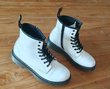 Dr. Martens wit lakleer maat 36 beschikbaar voor biedingen