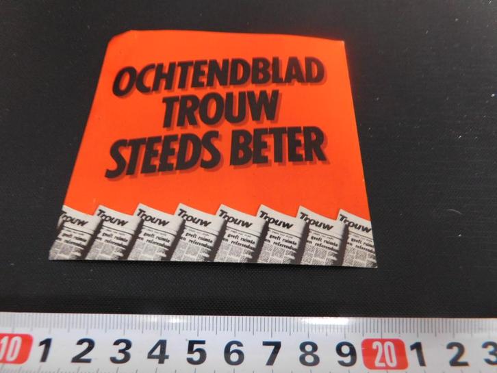 sticker krant ochtendblad trouw steeds beter, Verzamelen, Stickers, Zo goed als nieuw, Ophalen