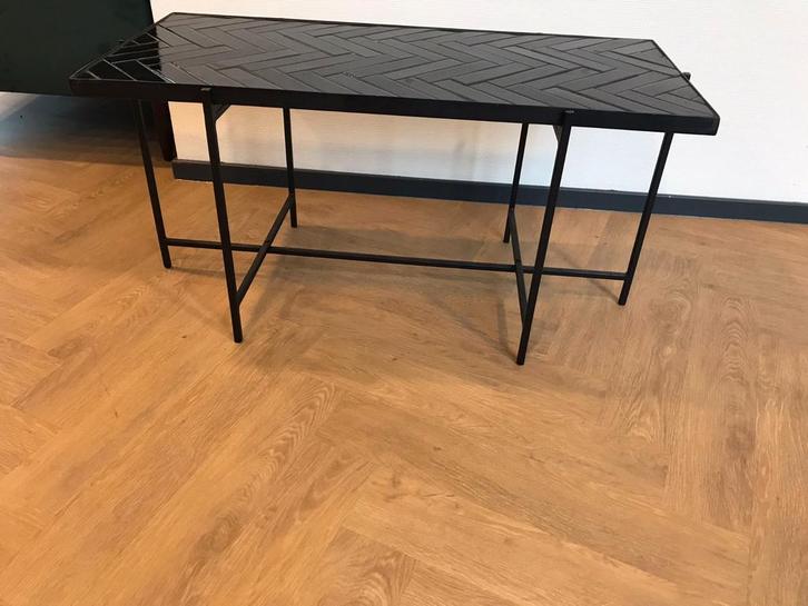 Zwarte bijzettafel met visgraatpatroon, Huis en Inrichting, Tafels | Sidetables, Zo goed als nieuw, 25 tot 50 cm, 50 tot 100 cm