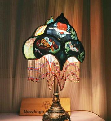 Victoriaanse stijl retro tafellamp beschikbaar voor biedingen