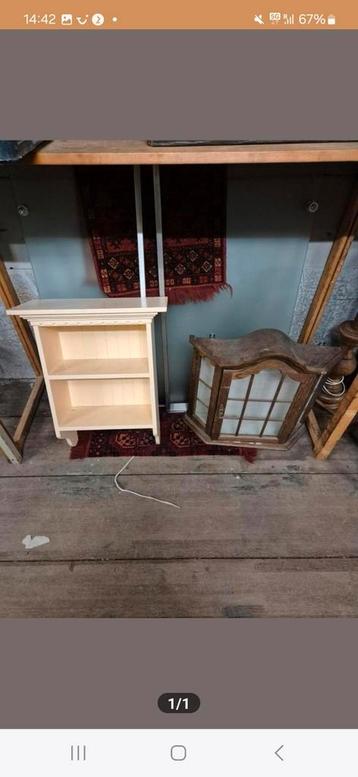 3 kastjes/rekjes om op te hangen beschikbaar voor biedingen