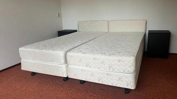 Twee bedden met binnenveringsmatras beschikbaar voor biedingen