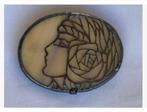 Mooie lichtdoorlatende broche vrouw gezicht 4,5 x 3,5 cm, Overige materialen, Nieuw, Ophalen of Verzenden, X