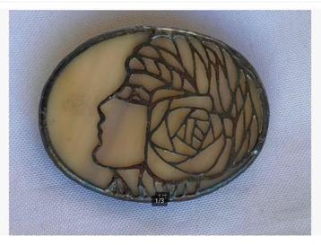 Mooie lichtdoorlatende broche vrouw gezicht 4,5 x 3,5 cm beschikbaar voor biedingen