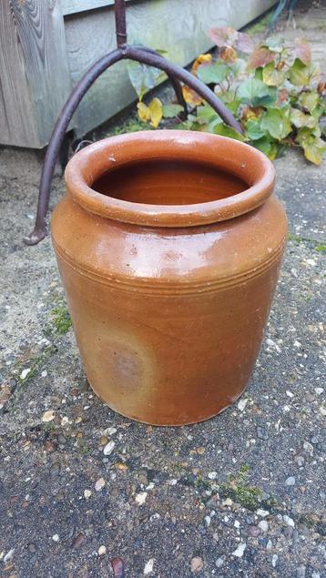 Oude aardewerk grespot uit Frankrijk  beschikbaar voor biedingen