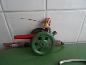 Antiek oud blikken speelgoed soldaat op kanon  beschikbaar voor biedingen