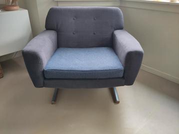 Fauteuil grijs met blauw, poten van chrome met hout