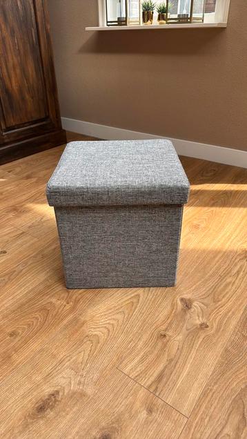 Poef met deksel 35x35 cm, deksel is 37x37cm , grijs beschikbaar voor biedingen