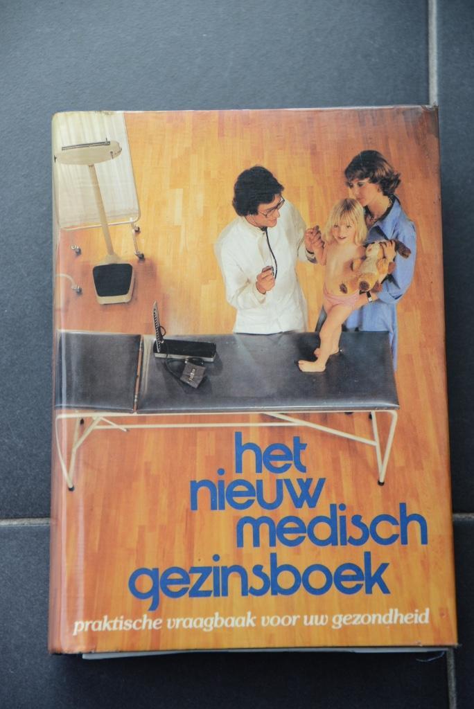 Het nieuw medisch gezinsboek., Antiek en Kunst, Antiek | Boeken en Bijbels, Ophalen of Verzenden