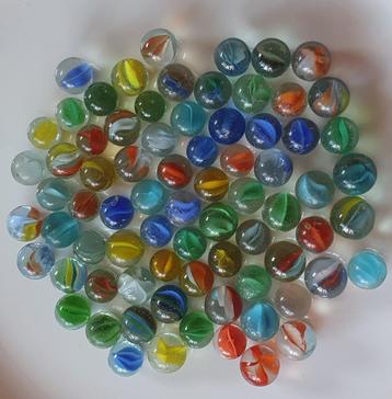 Knikkers glazen kattenogen 75 stuks kleintjes Ø 1 cm €6      beschikbaar voor biedingen