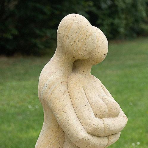 Zandstenen beeld - Modern gestileerd liefdespaar - 75cm hoog, Tuin en Terras, Tuinbeelden, Zo goed als nieuw, Mensenbeeld, Steen