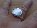 zilveren royale ring met wit parelmoer [208], 18 tot 19, Verzenden, Zo goed als nieuw, Dame