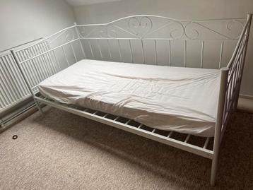 Wit metalen bedframe - Eenpersoons bed leuk op meisjeskamer beschikbaar voor biedingen