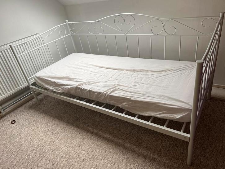 Wit metalen bedframe - Eenpersoons bed leuk op meisjeskamer, Huis en Inrichting, Slaapkamer | Bedden, Zo goed als nieuw, Eenpersoons