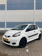 Toyota Aygo 1.0 12V Vvt-i 5DRS 2012 #NAP/ APK/ AIRCO, Auto's, Voorwielaandrijving, Stof, Zwart, 4 stoelen
