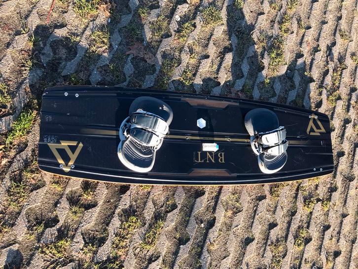 Brunotti BNT 136cm (evt met Naish Apex bindingen en Woo), Watersport en Boten, Kitesurfen, Gebruikt, Kiteboard, 4 m² of minder