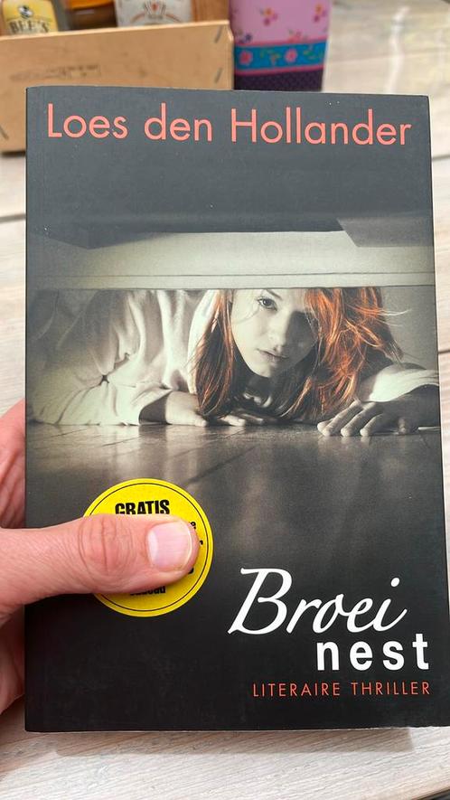 Loes den Hollander - Broeinest, Boeken, Thrillers, Zo goed als nieuw, Nederland, Ophalen of Verzenden