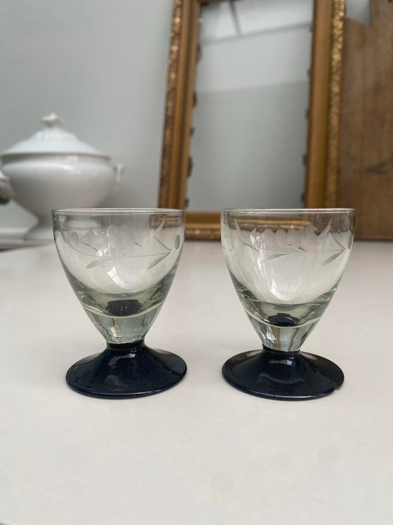 Oude gegraveerde borrelglaasjes met zwart voetje, Antiek en Kunst, Antiek | Glas en Kristal, Ophalen of Verzenden