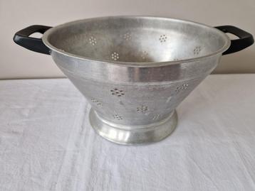 Vintage aluminium vergiet. beschikbaar voor biedingen