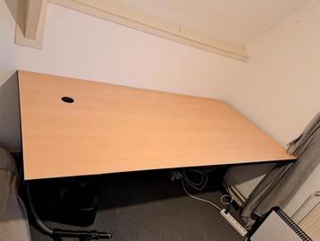 Bureau tafel beschikbaar voor biedingen