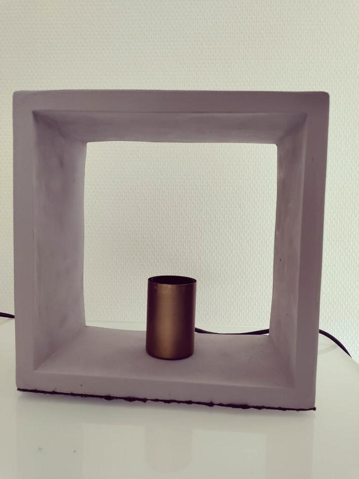 Tafellamp Louise betonlook, Huis en Inrichting, Lampen | Tafellampen, Zo goed als nieuw, Minder dan 50 cm, Overige materialen