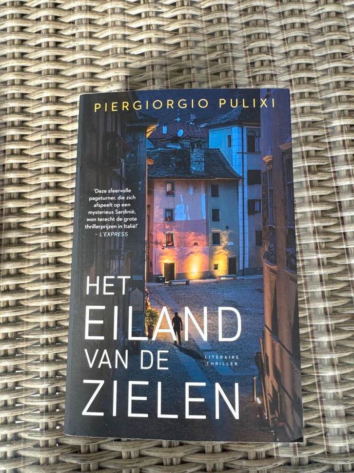 Het Eiland van de Zielen - Piergiorgio Pulixi, Boeken, Thrillers, Zo goed als nieuw, Nederland, Ophalen of Verzenden