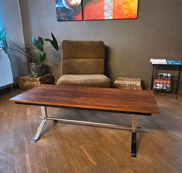 Vintage salontafel met chroom onderstel beschikbaar voor biedingen