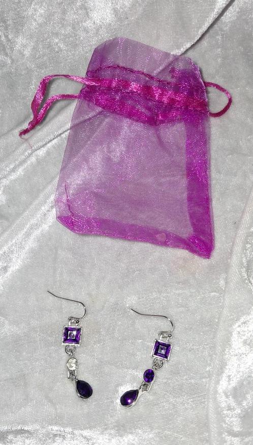 Mooie nieuwe paarse hangende oorbellen, Sieraden, Tassen en Uiterlijk, Oorbellen, Nieuw, Overige materialen, Paars, Ophalen of Verzenden