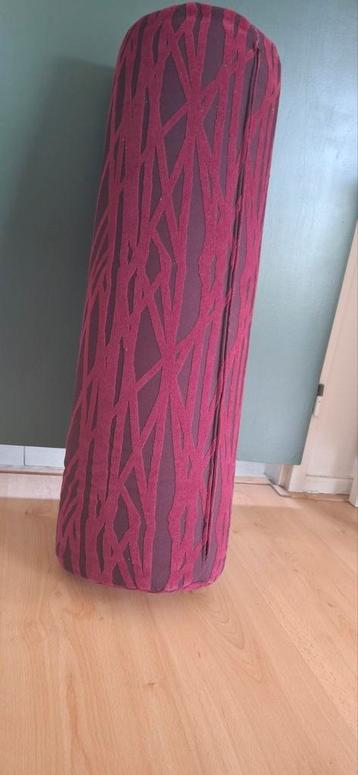 Cilindervormig kussen beschikbaar voor biedingen