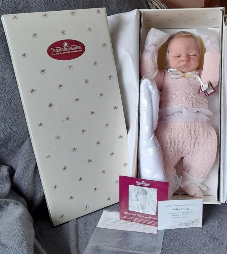 LEVENSECHTE BABY POP  EMILIJ  55 CM  VOOR DE VERZAMELAAR, Verzamelen, Poppen, Nieuw, Babypop, Levensecht of Reborn, Ophalen of Verzenden