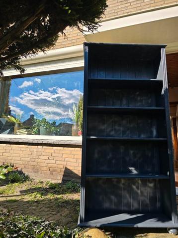 Boekenkast beschikbaar voor biedingen