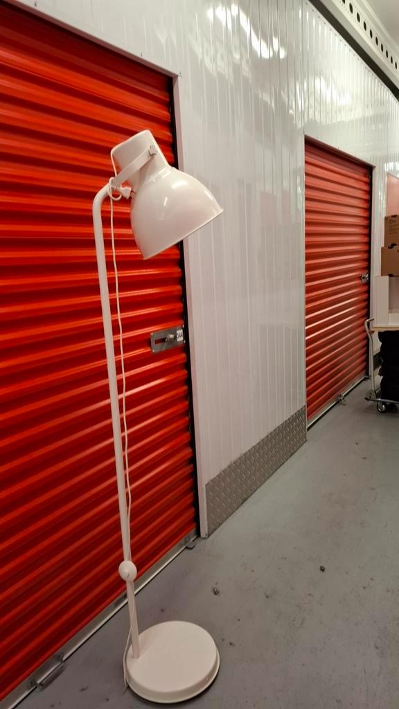 Crème/Wit Staande Lamp met Verstelbare Kap. Ikea, Huis en Inrichting, Lampen | Vloerlampen, Zo goed als nieuw, 150 tot 200 cm