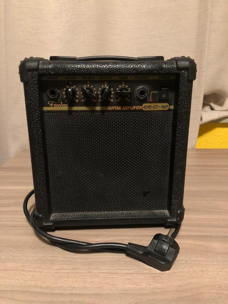 Kleine gitaarversterker 10 watt - Freedom SED-10, Muziek en Instrumenten, Versterkers | Bas en Gitaar, Gebruikt, Gitaar, Minder dan 50 watt