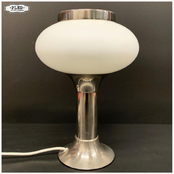 Vintage chromen tafellamp van VEB Narva met kap v. opaalglas, Huis en Inrichting, Lampen | Tafellampen, Gebruikt, Minder dan 50 cm