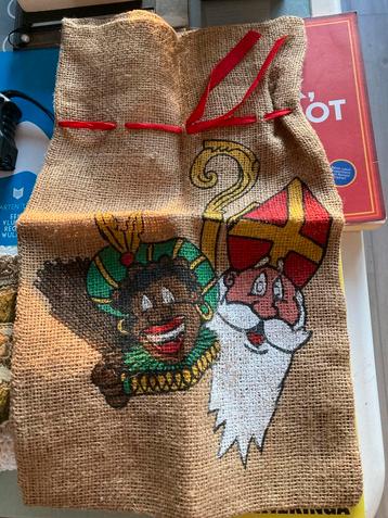 Juten zakje Sinterklaas en roetveeg piet beschikbaar voor biedingen