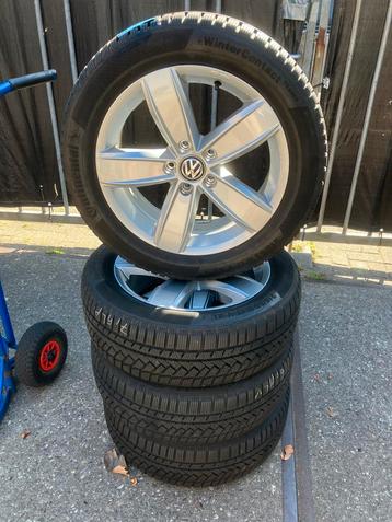 17 inch originele Volkswagen Passat velgen met winterbanden beschikbaar voor biedingen