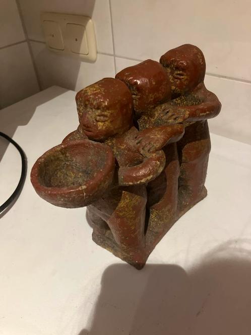 Beeld van drie figuren met schaal - Handgemaakt Kunstwerkje, Antiek en Kunst, Kunst | Beelden en Houtsnijwerken, Ophalen of Verzenden